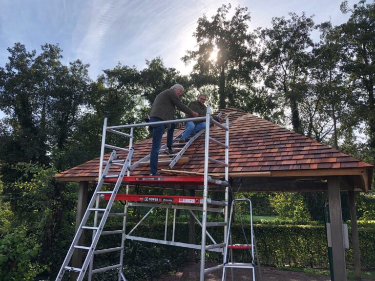 Het Klusteam vordert gestaag met het aanbrengen van het nieuwe dak…