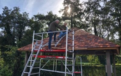 Het Klusteam vordert gestaag met het aanbrengen van het nieuwe dak…