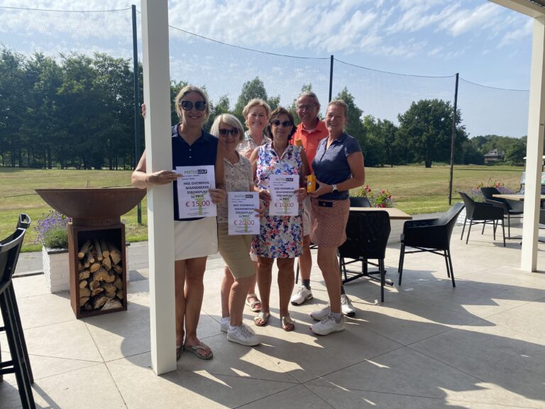 Een snikhete dag, maar de dames houden het hoofd&nbsp;koel