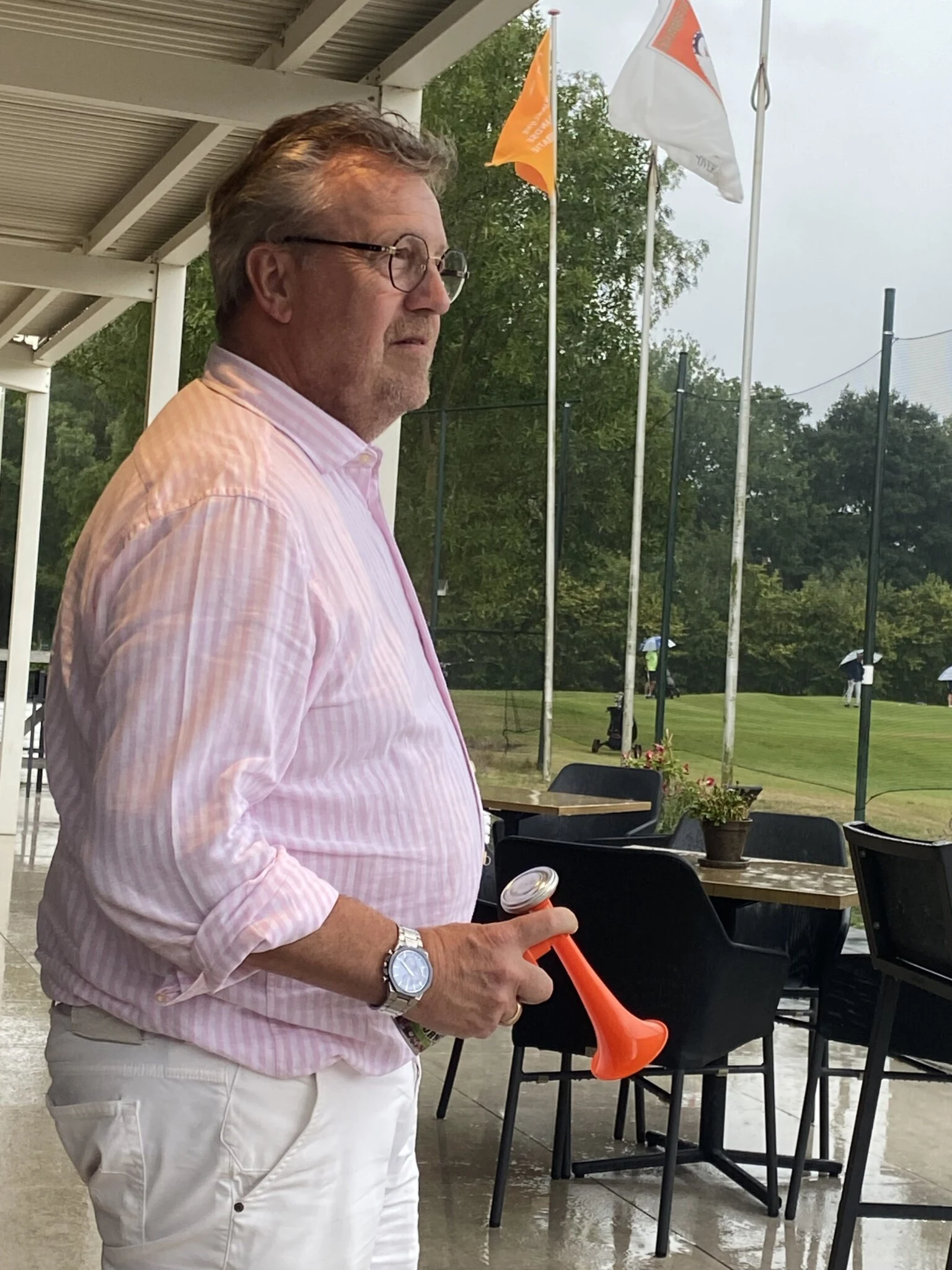 Gijs blaast de wedstrijd af vanwege het nadernde onweer.